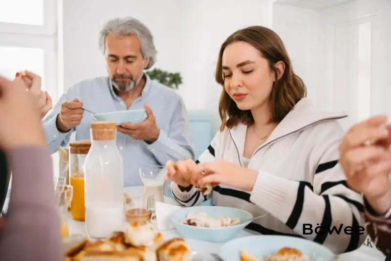 empleados desayunando en la oficina